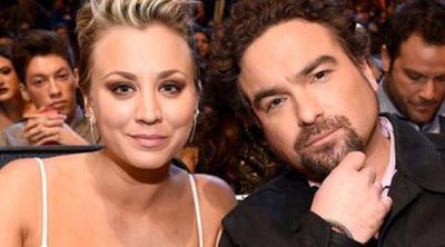 Kaley Cuoco y Johny Galecki se mostraron muy cariñosos en los People's Choice Awards 2016