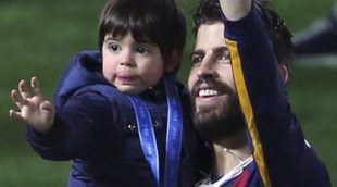 Gerard Piqué enseña a su hijo Milan a jugar al tenis: ¿cómo se le da la raqueta?