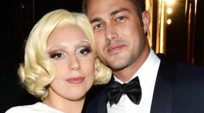 Lady Gaga y Taylor Kinney posan desnudos en un selfie benéfico para la portada de una revista