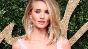 Rosie Huntington-Whiteley presume de su valioso anillo de compromiso hasta para ir de compras