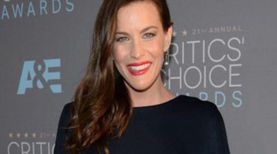 Liv Tyler presume de su avanzado estado de embarazo en los premios Critics' Choice Awards 2016