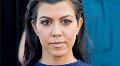 Kourtney Kardashian se desnuda para una sesión de fotos y muestra su cuerpo sin tapujos