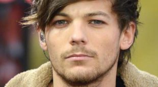 Louis Tomlinson aparece por primera vez con una pulsera de hospital tras el supuesto nacimiento de su primer hijo