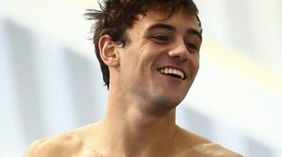 Tom Daley presume de abdominales en una nueva competición mientras prepara los detalles de su boda con Dustin Lance Black