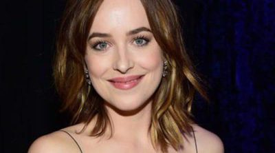 Dakota Johnson explica la ruptura de su top en los People's Choice Awards 2016