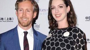 Anne Hathaway presume de embarazo, de piernas y de marido en su noche más solidaria