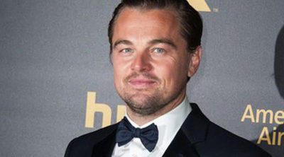 Leonardo DiCaprio le regala un libro de pintura al Papa Francisco en su visita al Vaticano