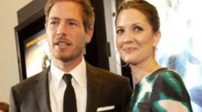 Drew Barrymore presume de alianza de boda en el estreno de 'Big Miracle'