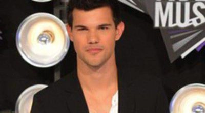 Taylor Lautner, sorprendido dando un agradable paseo con su primera novia, Sara Hicks