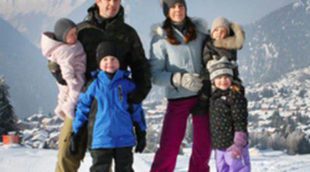 Los Príncipes Federico y Mary de Dinamarca disfrutan de la nieve de Suiza con sus cuatro hijos