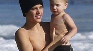 Justin Bieber se relaja en la playa junto a su hermano pequeño