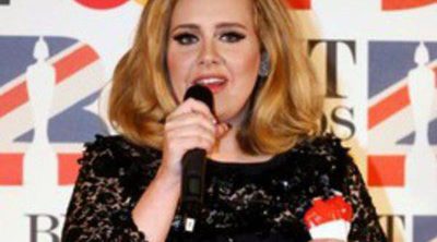 Adele dedica una 'peineta' a los directivos de los Premios Brit 2012 por interrumpir su discurso