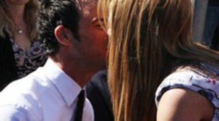 Jennifer Aniston y Justin Theroux consolidan su amor en público con un romántico beso