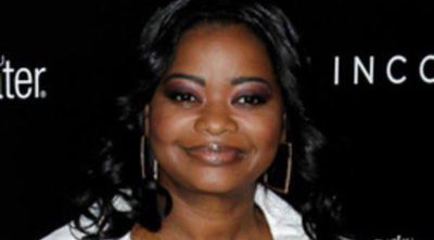 Octavia Spencer recibe un galardón Essence Black Women de manos de Viola Davis y Emma Stone