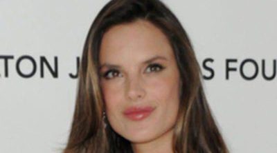 Alessandra Ambrosio presume de embarazo de fiesta junto a Heidi Klum y Vanessa Hudgens