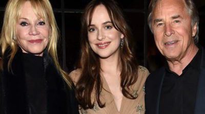 Dakota Johnson presenta 'Mejor...solteras' con el apoyo de sus padres Melanie Griffith y Don Johnson