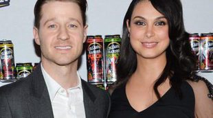 Morena Baccarin y Benjamin McKenzie presumen de avanzadísimo embarazo en el estreno de 'Deadpool'