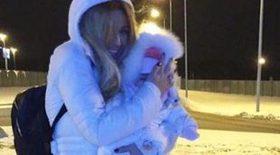 Tamara Gorro enseña a su hija Shaila lo que es la nieve y el frío de Rusia