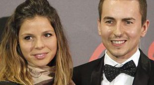 La noche triunfal de Jorge Lorenzo: el piloto presume de su novia Nuria Tomás en el estreno de su documental