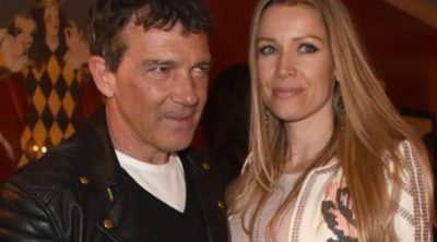 Antonio Banderas pasea su amor por su novia Nicole Kimpel en una fiesta de Los Angeles