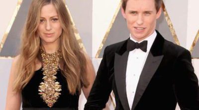 Eddie Redmayne y Hannah Bagshawe brillan en la alfombra roja de los Oscar 2016 presumiendo de futura paternidad