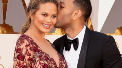 John Legend y Chrissy Teigen, dos futuros papás muy enamorados en la alfombra roja de los Oscar 2016