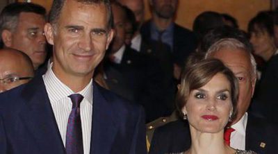 Los Reyes Felipe y Letizia se relajan disfrutando del espectáculo de Les Luthiers