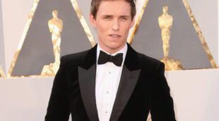 Eddie Redmayne confiesa que es daltónico y su estilista personal es su mujer