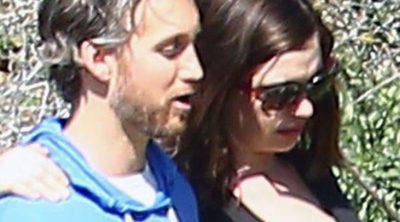 Anne Hathaway pasea en la recta final de su embarazo con su marido Adam Shulman y sus perros por Los Angeles