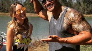 Dwayne Johnson da la bienvenida a Belinda en el rodaje de 'Los vigilantes de la playa'