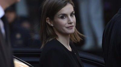 Los Reyes Felipe y Letizia firman en el libro de condolencias del embajador de Bélgica en España