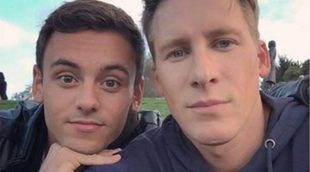 Tom Daley y Dustin Lance Black celebran sus tres años de amor preparando su boda