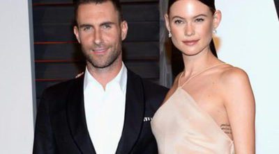 Adam Levine confirma el embarazo de Behati Prinsloo con una tierna foto