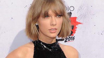 Taylor Swift se convierte en la gran ganadora de los iHeartRadio Music Awards 2016 y se pone romántica con Calvin Harris