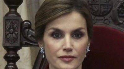 El vestido, el gesto y la mirada: la Reina Letizia, calificada como una 'Condesa del Terror'