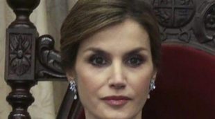 El vestido, el gesto y la mirada: la Reina Letizia, calificada como una 'Condesa del Terror'