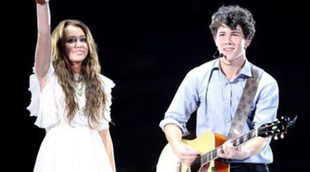 Nick Jonas revela que su primer beso fue con Miley Cyrus