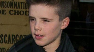 Cruz Beckham demuestra su talento cantando ante la mirada de su madre Victoria Beckham