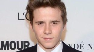 Brooklyn Beckham aprende a conducir con los consejos de sus padres David y Victoria