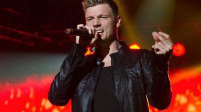 Nick Carter muestra orgulloso cómo le da el biberón a su hijo recién nacido Odin