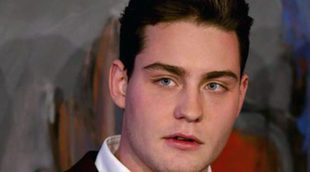 Douwe Bob, representante de Holanda en Eurovisión 2016, celebra su llegada a Suecia bañándose desnudo en el mar