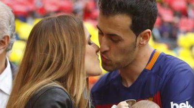 Sergio Busquets enseña a su hijo de dos meses Enzo el Camp Nou