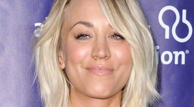 Kaley Cuoco confirma su relación con Karl Cook con una fotografía de un beso en Instagram