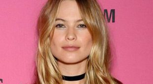 Behati Prinsloo y Bar Refaeli lucen sus tripitas de embarazada frente al espejo