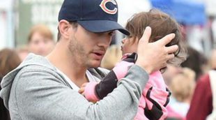 Mila Kunis y Ashton Kutcher celebran en familia el Día de los Caídos junto a su hija Wyatt