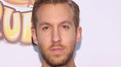 Calvin Harris vuelve al trabajo muy sonriente tras su ruptura con Taylor Swift y su grave accidente de tráfico