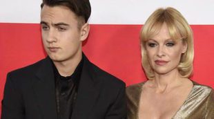 Brandon Lee, hijo de Pamela Anderson, luce torso desnudo a lo James Dean