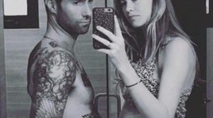 Adam Levine presume de la abultada barriguita de su mujer Behati Prinsloo