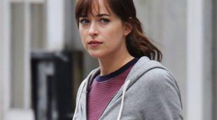 Dakota Johnson luce piernas en los descansos de 'Cincuenta sombras más oscuras'