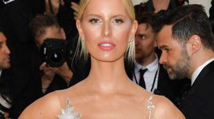 Karolina Kurkova también es el del club 'brelfie': así habla de la lactancia a su hijo de 7 meses